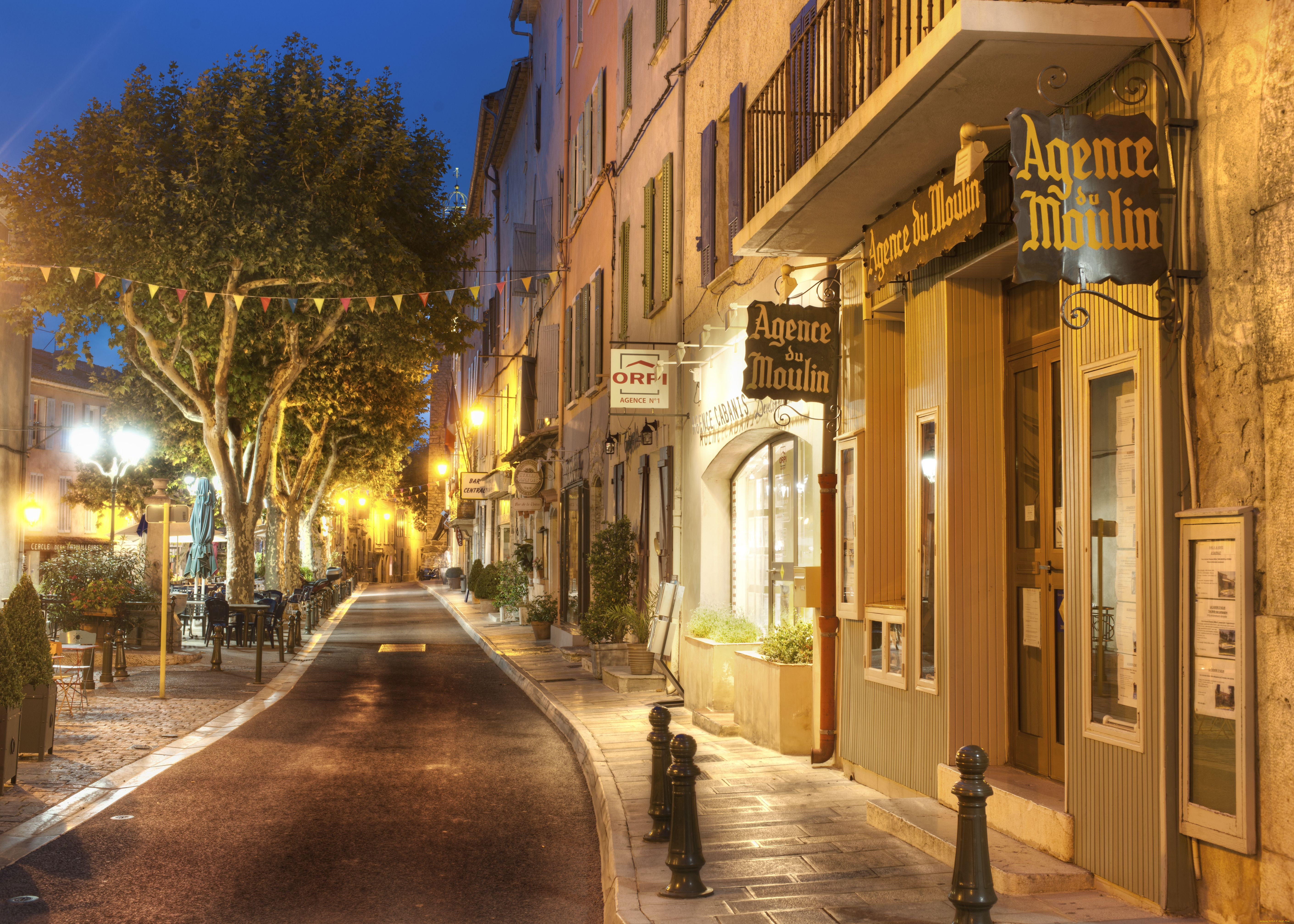 Фото улиц на телефон. Белладжио Италия улицы. Вечерние улочки Парижа. Фон улочки Парижа. Вечерняя улица.